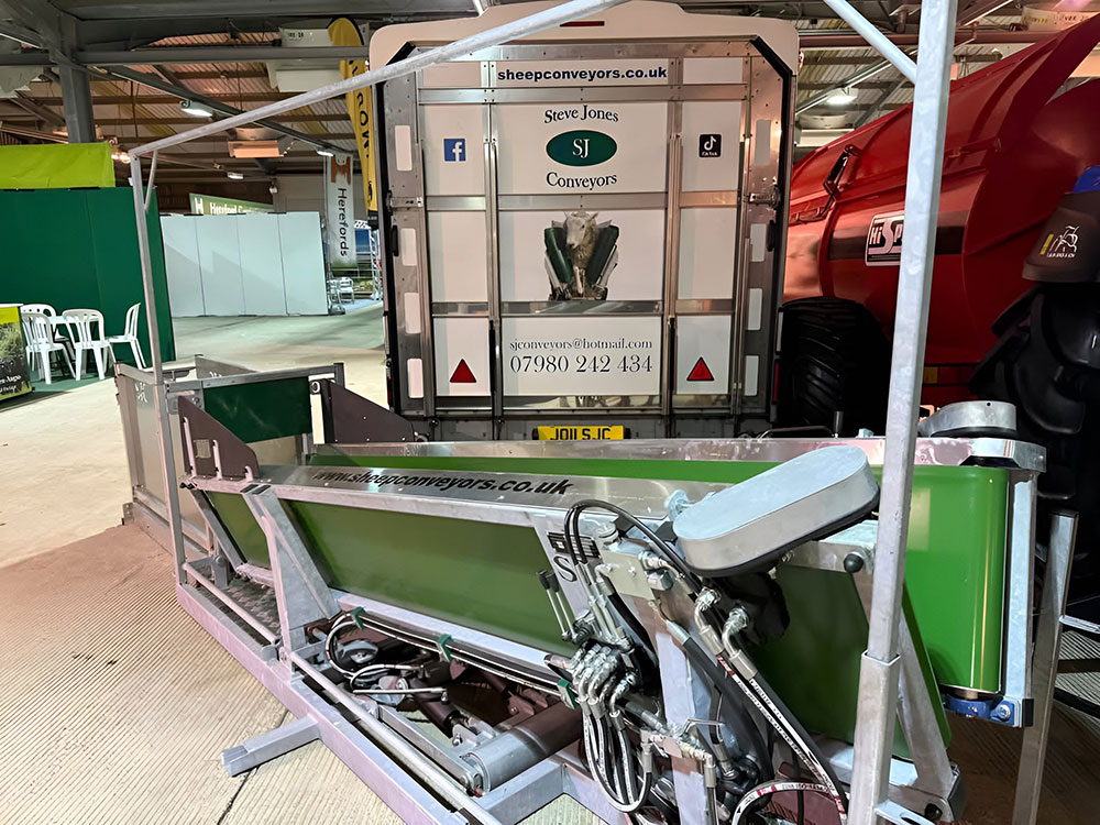 conveyor and trailer image